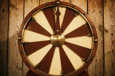 Vintage-Gl&uuml;cksrad aus Holz als Motiv f&uuml;r den Wheel of Fortune Dreh bei BetScore
